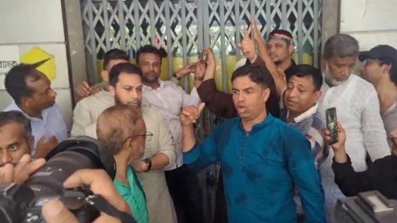 আজও কয়েকটি ব্যাংকের শাখায় তালা দিলেন আমানতকারীরা
